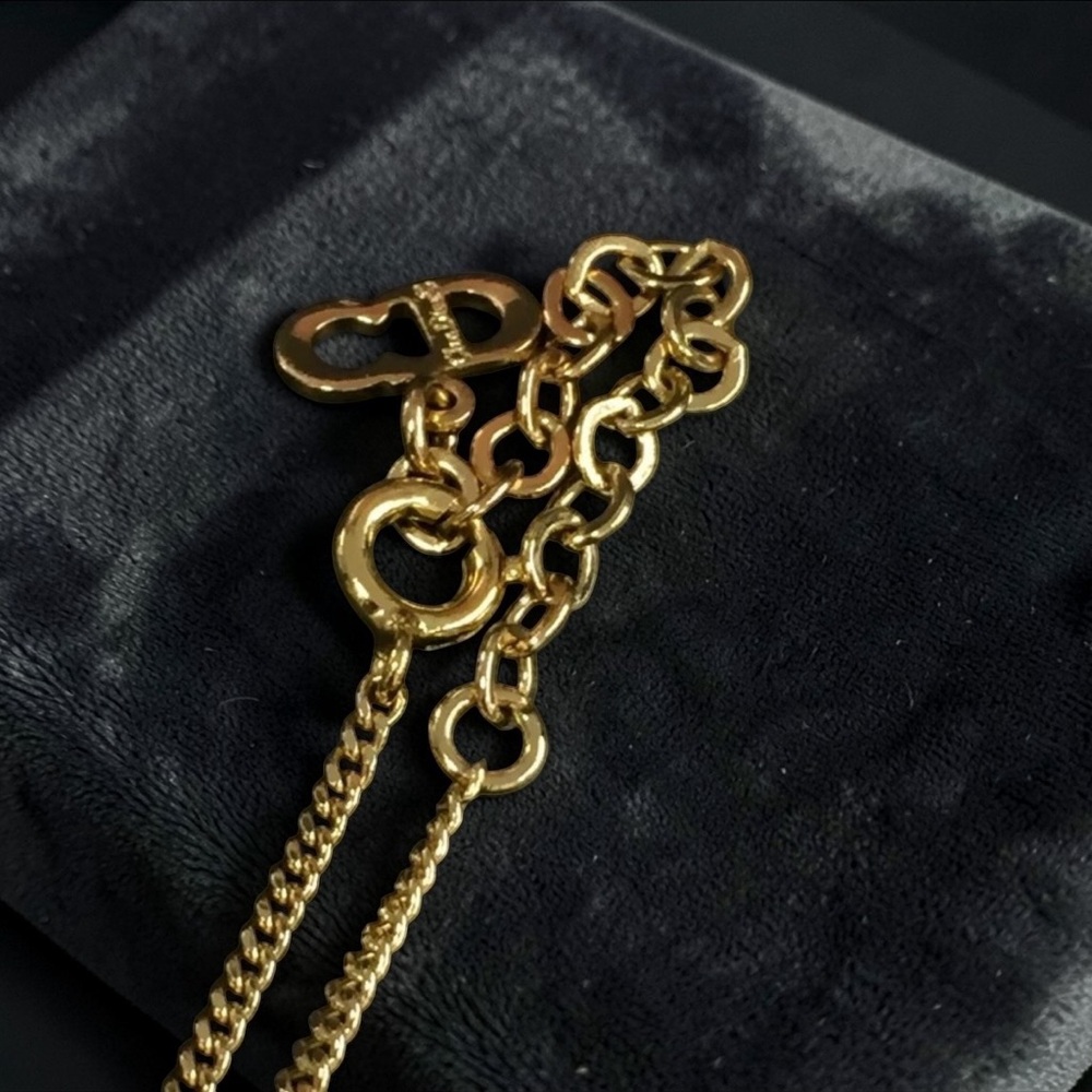 ✨🛍️ Christian Dior Gold-Tone Rhinestone CD Logo Teardrop Pendant Necklace - Picture 4 of 6